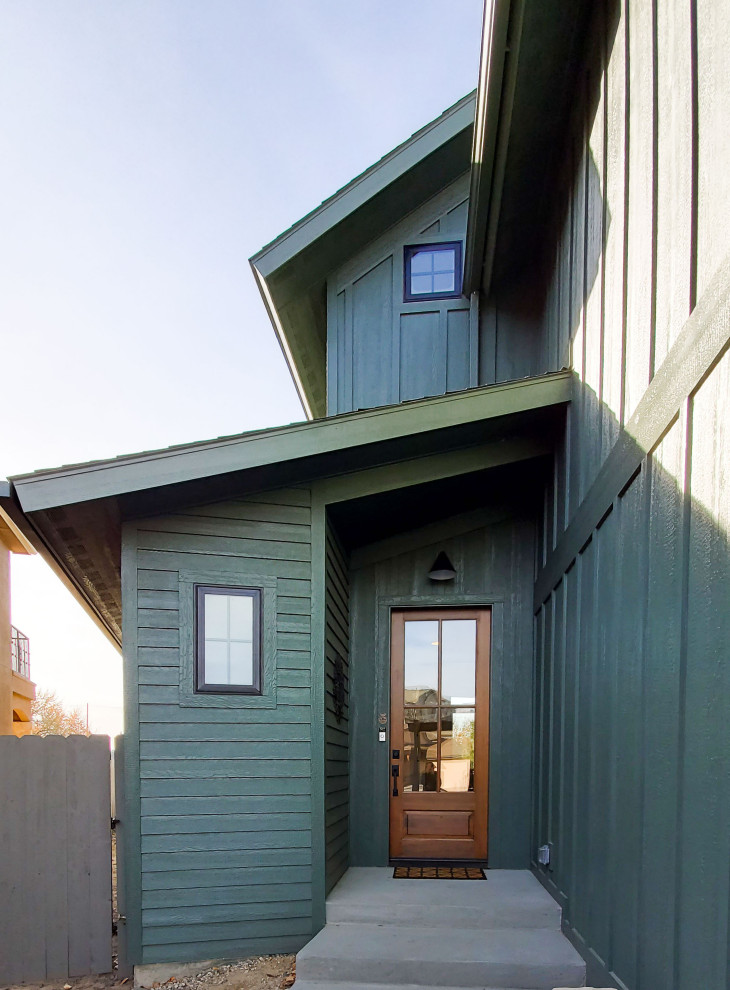 Idéer för att renovera ett litet eklektiskt grönt hus, med två våningar, blandad fasad, sadeltak och tak i shingel