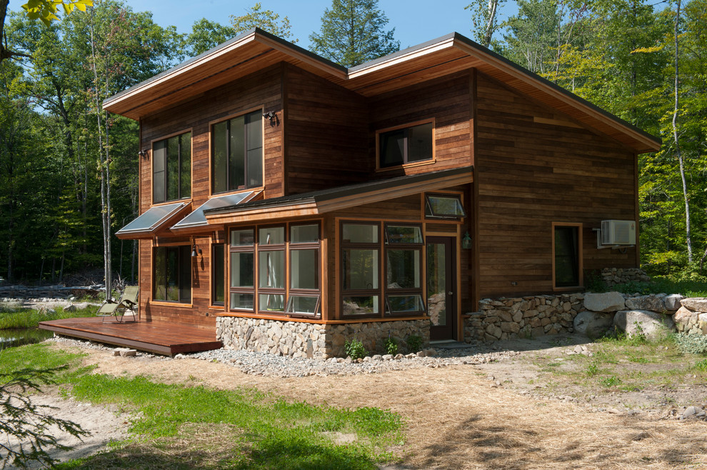 Kleine, Zweistöckige Urige Holzfassade Haus mit brauner Fassadenfarbe in Portland Maine