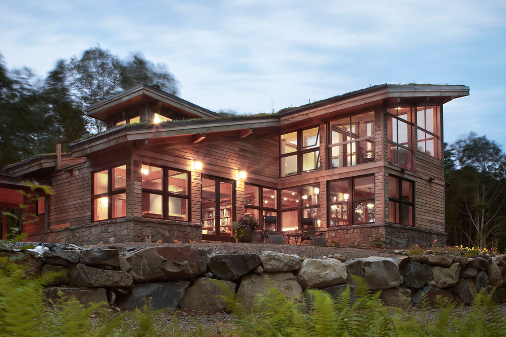Große Moderne Holzfassade Haus mit brauner Fassadenfarbe und Pultdach in Portland Maine