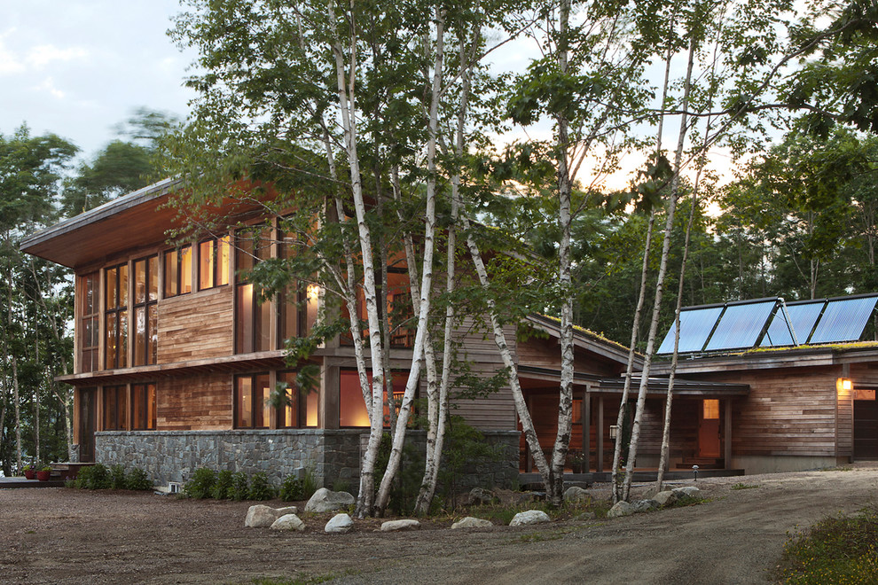 Стильный дизайн: большой, деревянный, коричневый дом в современном стиле с односкатной крышей - последний тренд