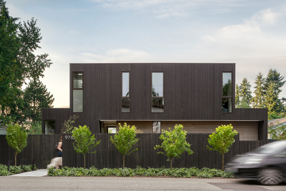 Diseño de fachada de casa marrón moderna de dos plantas con revestimiento de madera y tejado plano