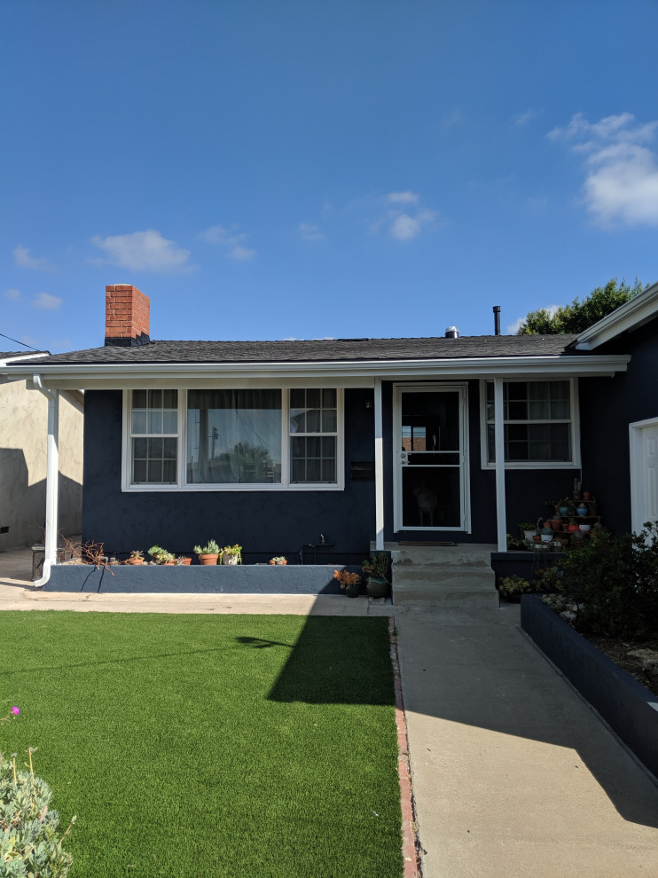 Kleines, Einstöckiges Klassisches Einfamilienhaus mit Putzfassade, blauer Fassadenfarbe, Satteldach und Schindeldach in San Diego