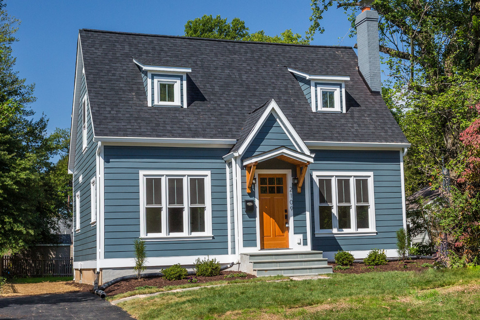 Ejemplo de fachada de casa azul de estilo americano de tamaño medio de dos plantas con revestimiento de madera, tejado a dos aguas y tejado de teja de madera