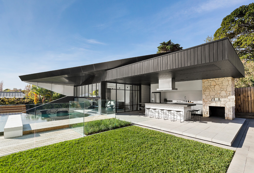 Einstöckiges Modernes Einfamilienhaus mit schwarzer Fassadenfarbe und Flachdach in Melbourne