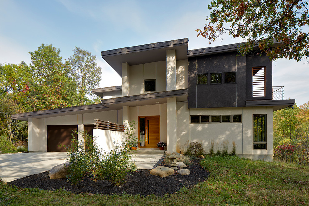 Ejemplo de fachada de casa multicolor contemporánea de tamaño medio de dos plantas con revestimiento de estuco, tejado de un solo tendido y tejado de teja de madera