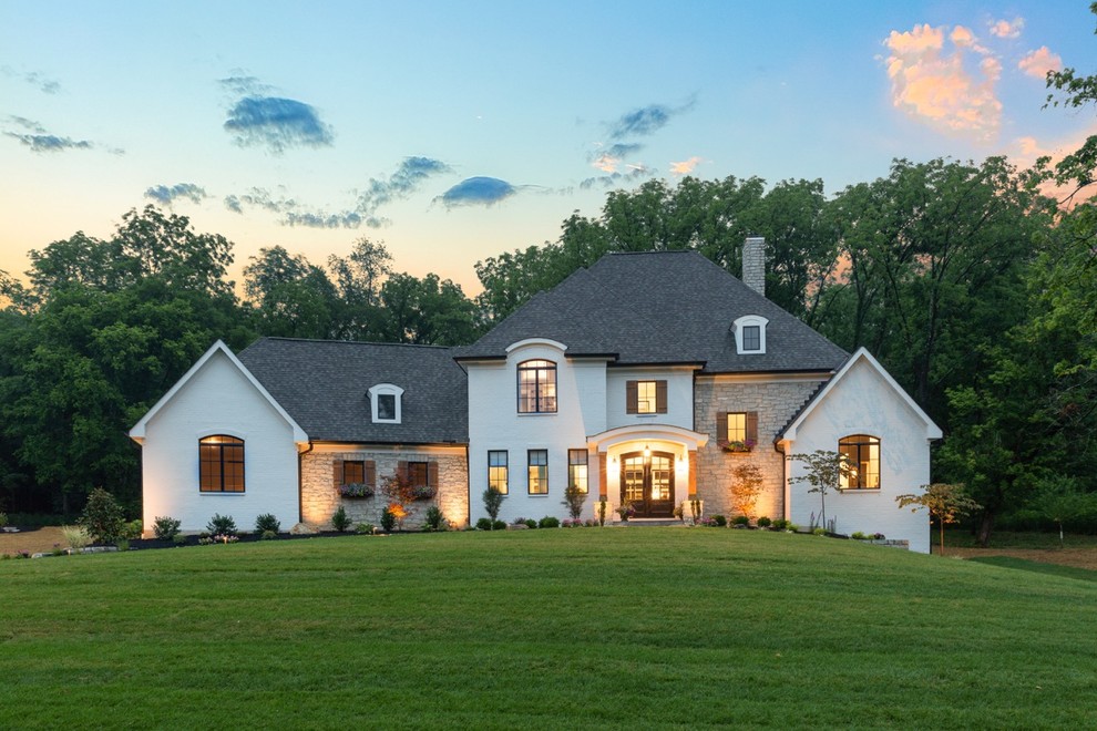 Zweistöckiges Klassisches Einfamilienhaus mit Mix-Fassade, weißer Fassadenfarbe, Walmdach, Schindeldach und Dachgaube in Cincinnati