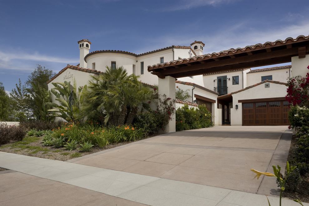 This is an example of a mediterranean render house exterior in Orange County.