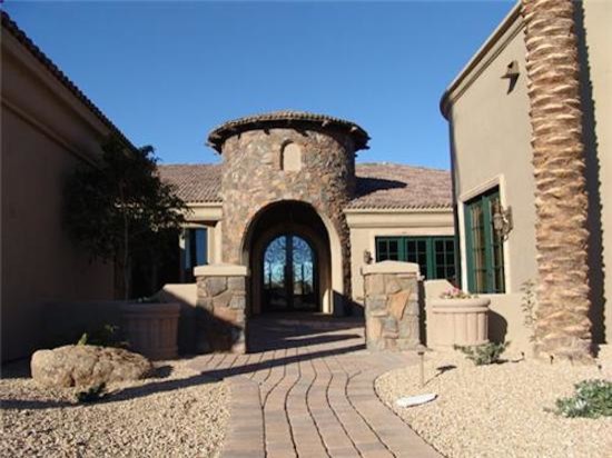 Example of an exterior home design in Phoenix