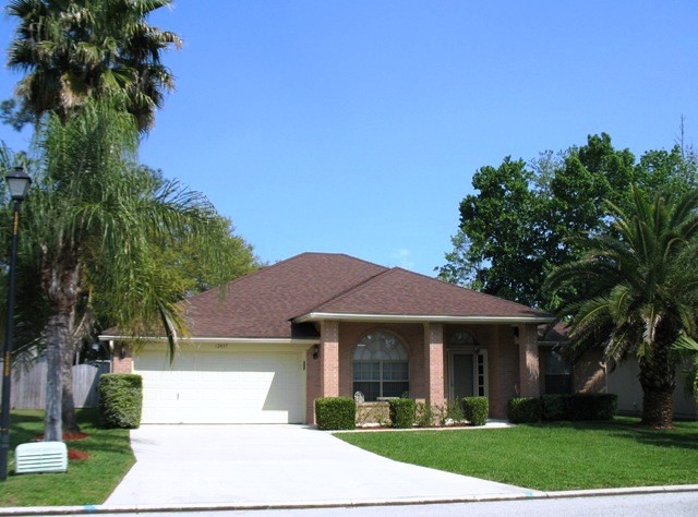 Example of a classic exterior home design in Jacksonville