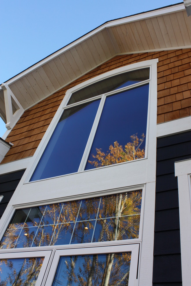 Aménagement d'une grande façade de maison bleue craftsman à un étage avec un revêtement mixte.