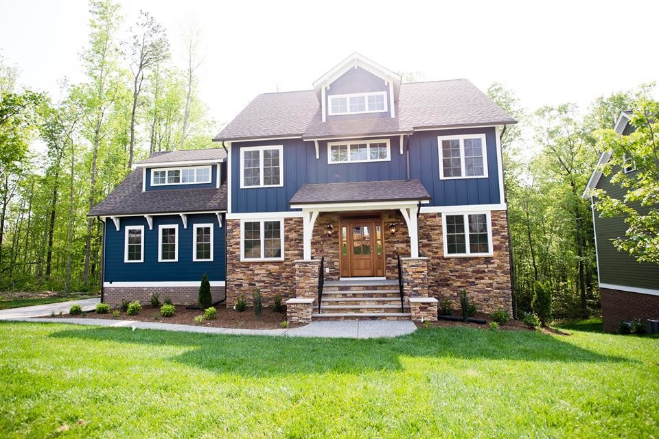 На фото: двухэтажный, синий частный загородный дом среднего размера в стиле кантри с комбинированной облицовкой, двускатной крышей и черепичной крышей с