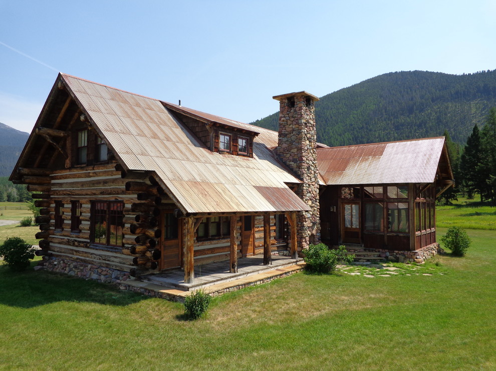 Пример оригинального дизайна: двухэтажный, деревянный дом из бревен в стиле рустика