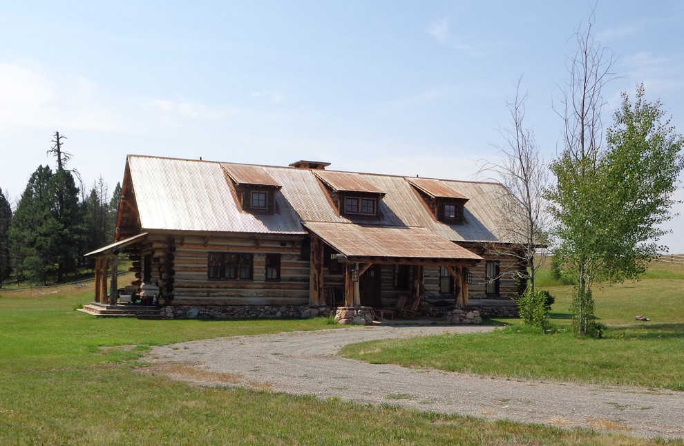 Imagen de fachada rural con revestimiento de madera
