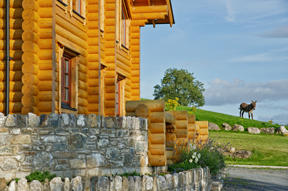 Источник вдохновения для домашнего уюта: одноэтажный, деревянный дом среднего размера в стиле рустика с двускатной крышей