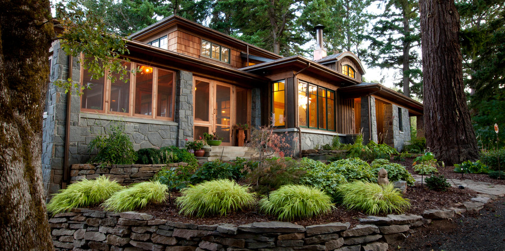 Mittelgroßes, Zweistöckiges Uriges Einfamilienhaus mit Steinfassade, grauer Fassadenfarbe, Satteldach und Misch-Dachdeckung in Portland