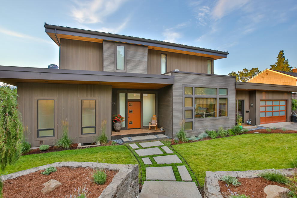 Zweistöckige Moderne Holzfassade Haus mit brauner Fassadenfarbe und Flachdach in Portland