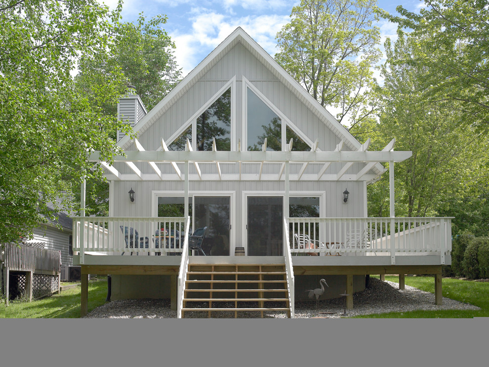 Exemple d'une façade de maison grise chic en bois de taille moyenne et à un étage avec un toit à deux pans et un toit en shingle.