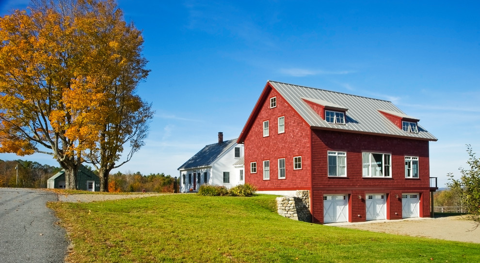 Источник вдохновения для домашнего уюта: большой, двухэтажный, кирпичный, красный дуплекс в стиле кантри с двускатной крышей и металлической крышей