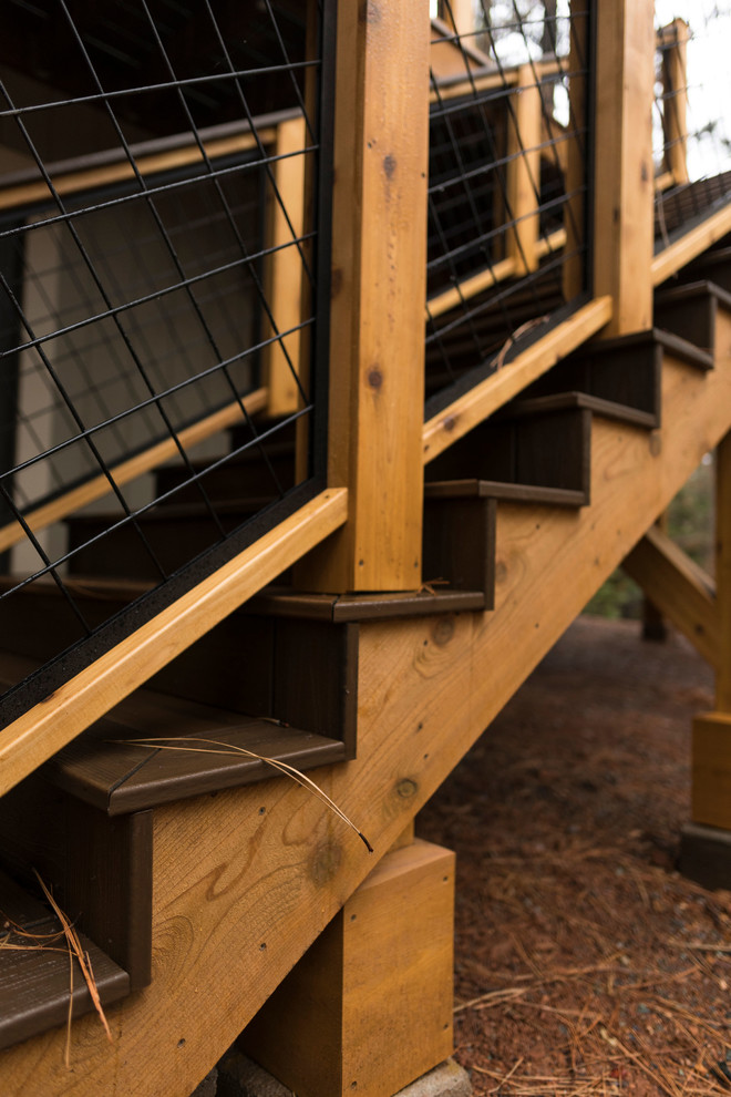 Foto de escalera campestre de tamaño medio