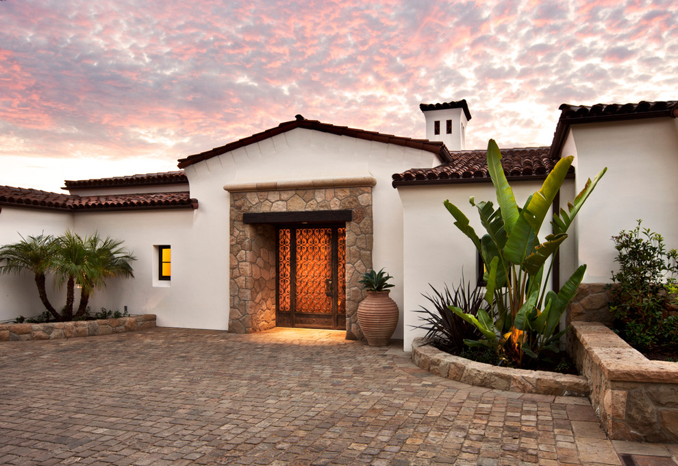 サンタバーバラにある地中海スタイルのおしゃれな家の外観 (漆喰サイディング) の写真