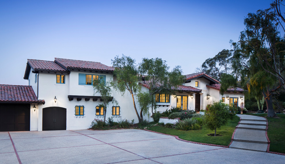 Großes Mediterranes Einfamilienhaus mit Putzfassade, weißer Fassadenfarbe und Ziegeldach in Santa Barbara