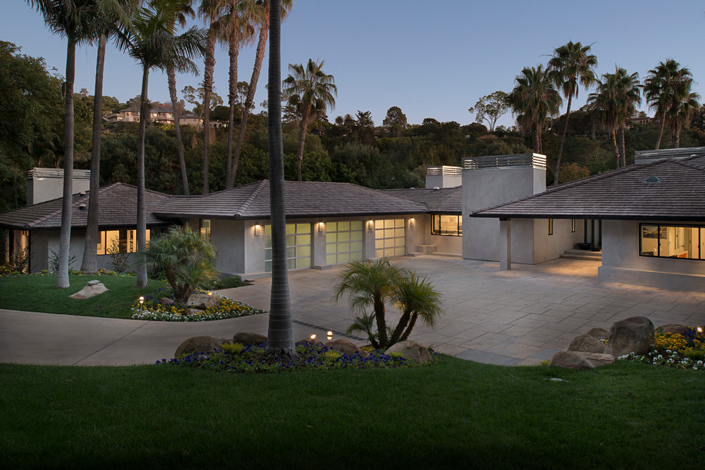 Пример оригинального дизайна: одноэтажный, серый дом в современном стиле с вальмовой крышей