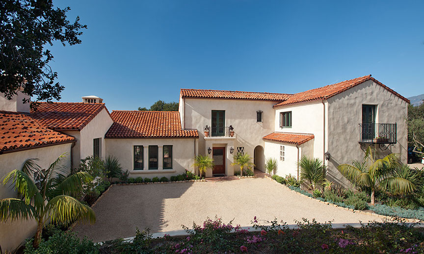 Großes, Zweistöckiges Mediterranes Haus mit Putzfassade und weißer Fassadenfarbe in Santa Barbara