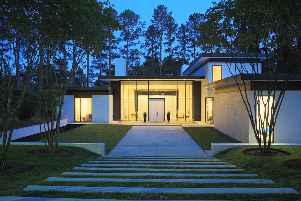 Стильный дизайн: двухэтажный, кирпичный дом в стиле модернизм с плоской крышей - последний тренд