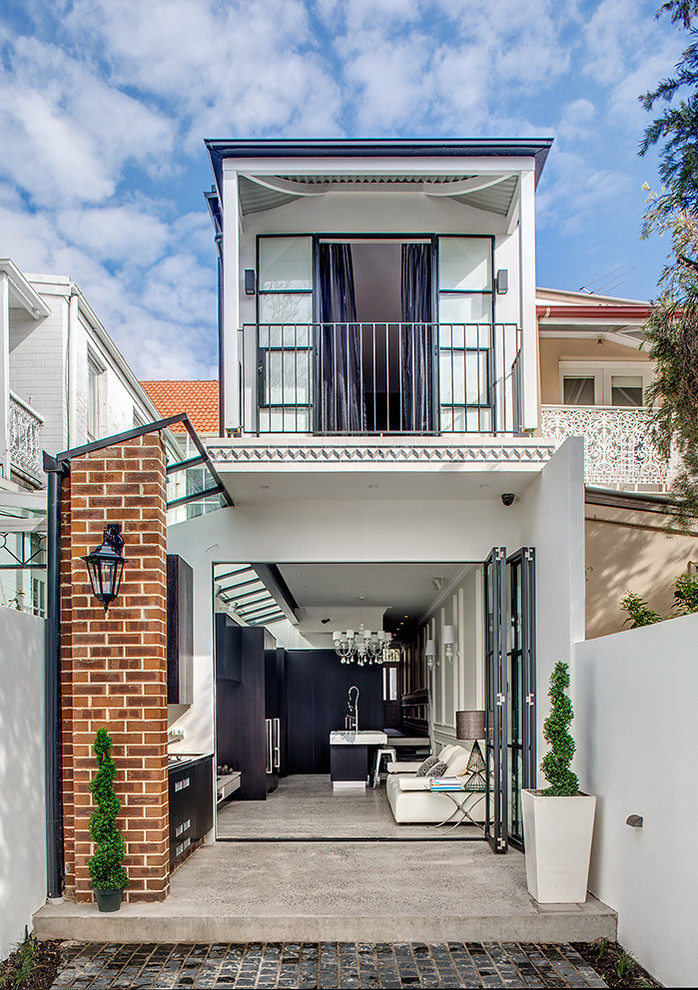 シドニーにあるトランジショナルスタイルのおしゃれな二階建ての家の写真