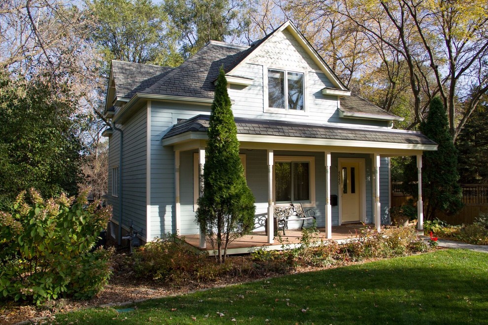 Источник вдохновения для домашнего уюта: двухэтажный дом среднего размера в викторианском стиле с комбинированной облицовкой и двускатной крышей