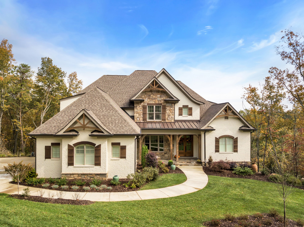 Zweistöckiges Country Einfamilienhaus mit Mix-Fassade, weißer Fassadenfarbe, Walmdach und Misch-Dachdeckung in Sonstige