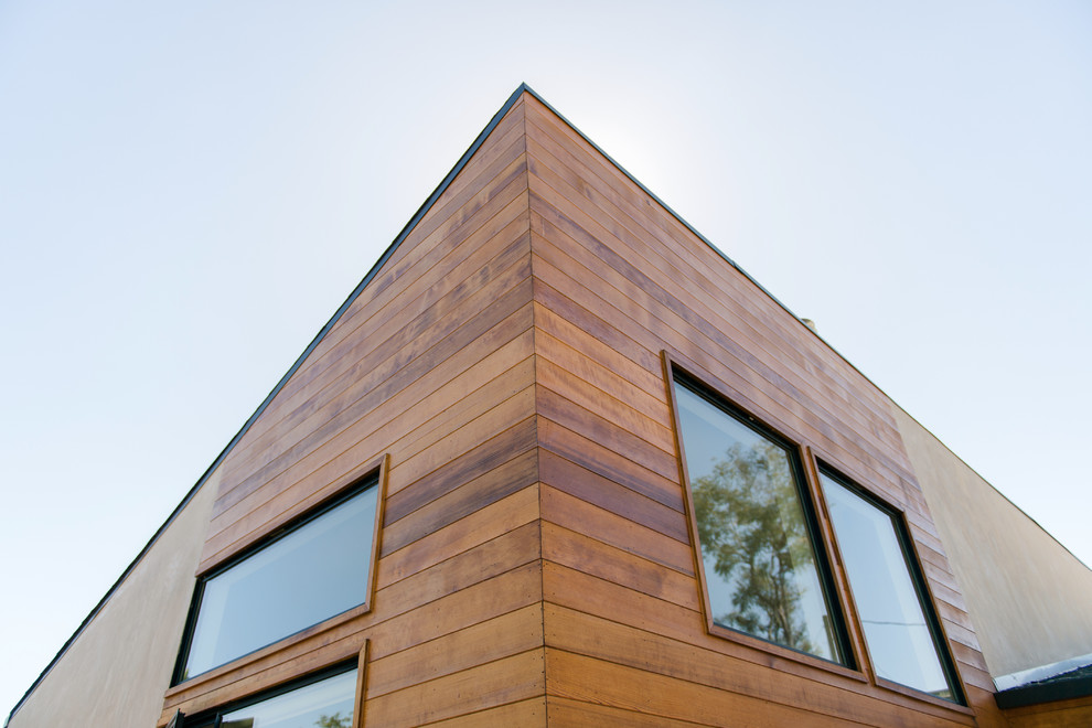 Imagen de fachada gris moderna de tamaño medio de una planta con revestimiento de madera y tejado de un solo tendido