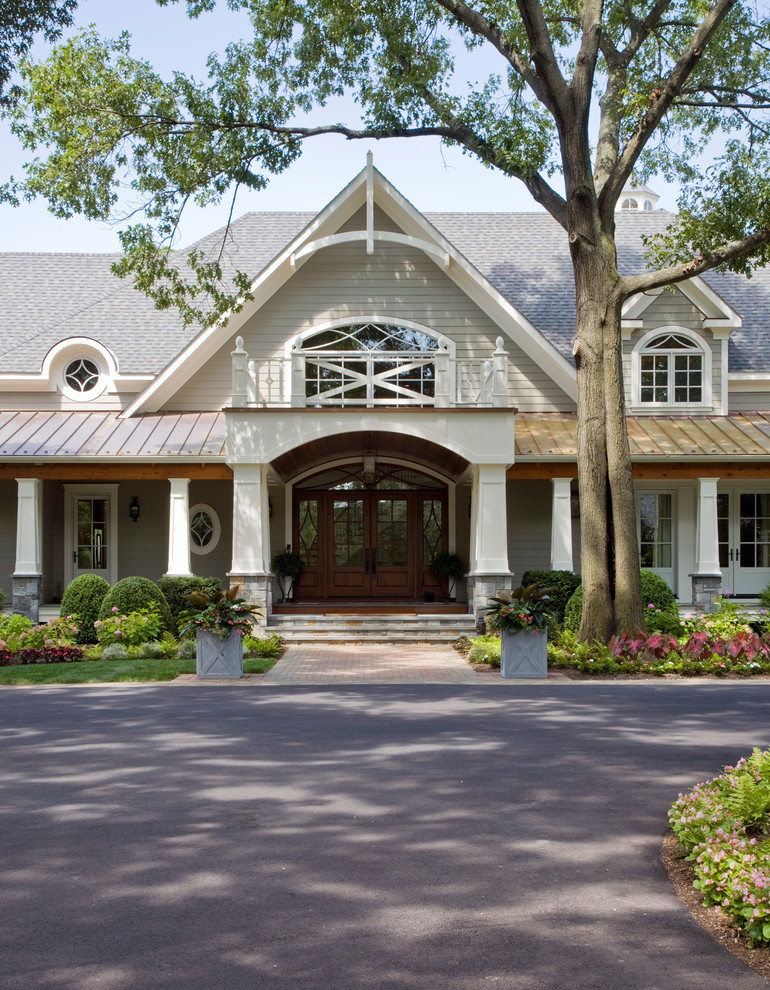 Exemple d'une très grande façade de maison grise victorienne à un étage avec un revêtement en vinyle et un toit mixte.