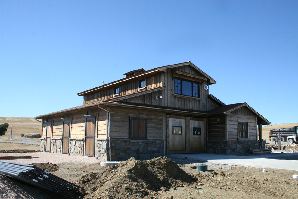 Esempio della facciata di una casa american style a due piani con rivestimento in legno e tetto a capanna