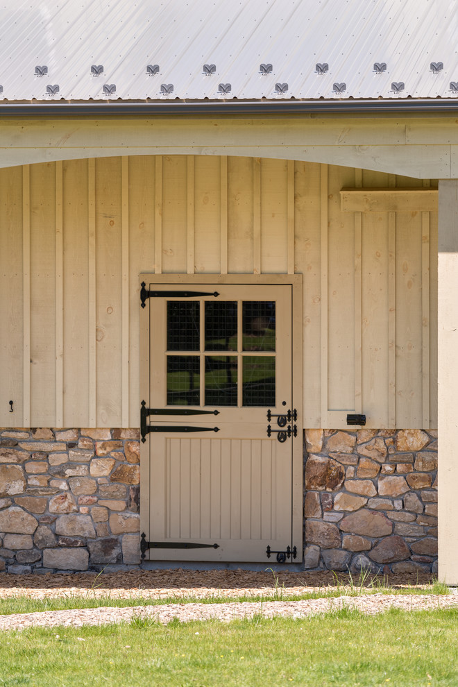 Imagen de fachada beige de estilo de casa de campo extra grande de dos plantas con revestimiento de madera, tejado a dos aguas y tejado de metal