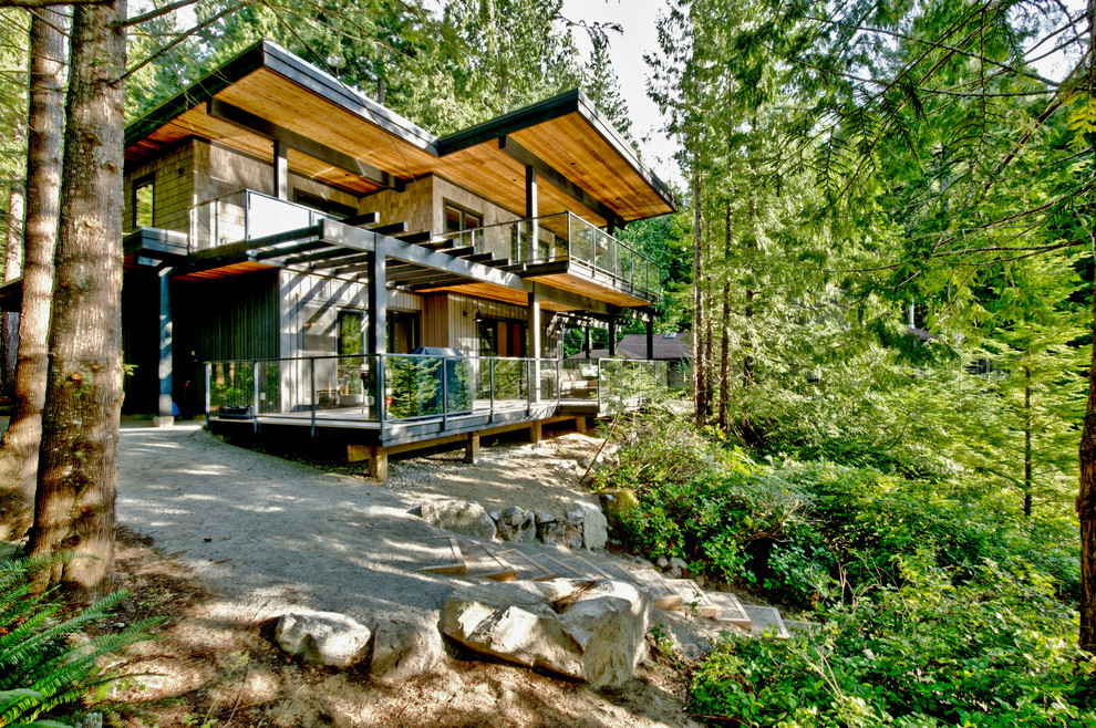 Пример оригинального дизайна: двухэтажный, деревянный, серый дом среднего размера в современном стиле