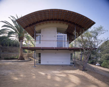 Foto på ett stort funkis hus, med två våningar och metallfasad