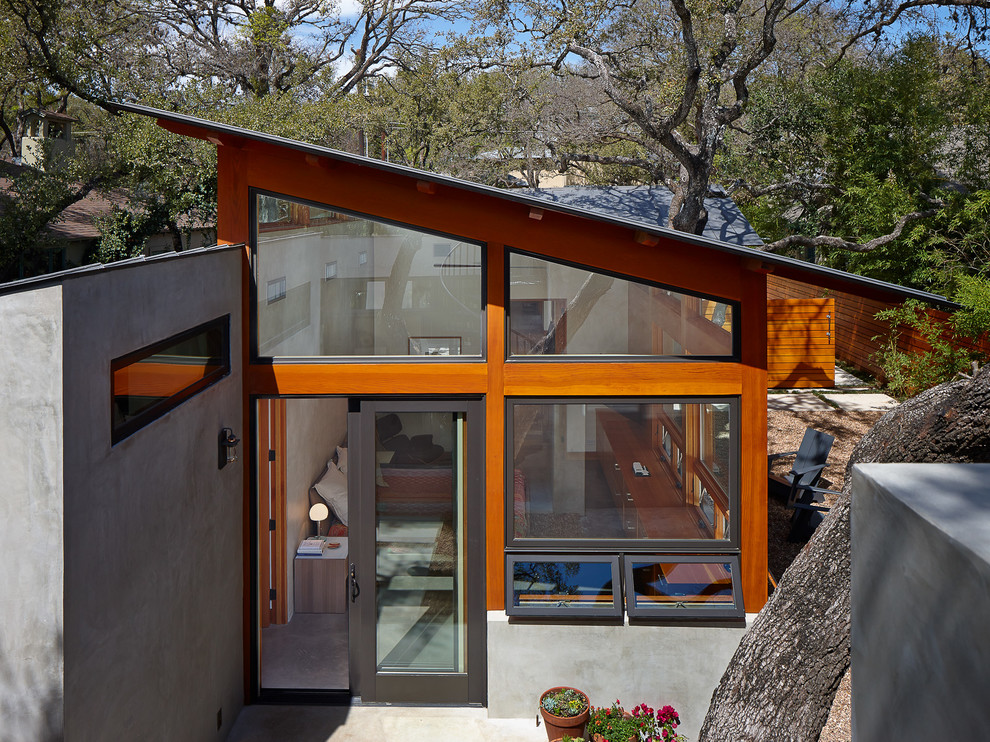 Idées déco pour une petite façade de maison moderne en stuc de plain-pied avec un toit à deux pans.