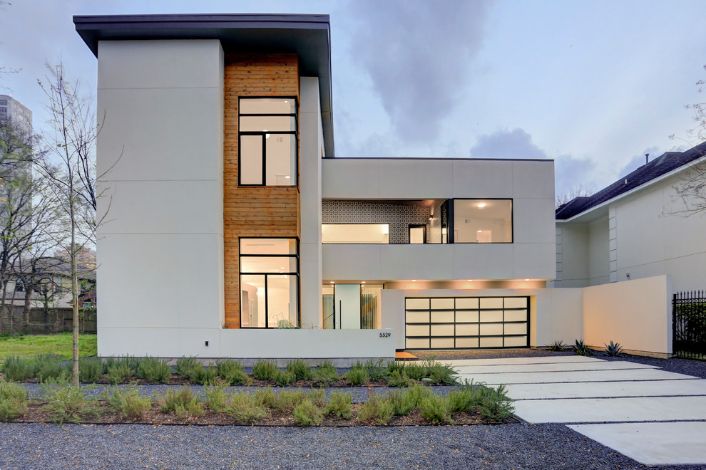 Идея дизайна: двухэтажный, деревянный, белый частный загородный дом среднего размера в стиле модернизм с односкатной крышей