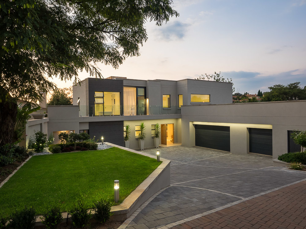 Großes, Zweistöckiges Modernes Haus mit Betonfassade, grauer Fassadenfarbe und Flachdach in Sonstige
