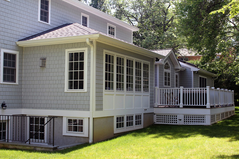 Idées déco pour une façade de maison grise classique en bois de taille moyenne et à un étage avec un toit à deux pans et un toit en shingle.