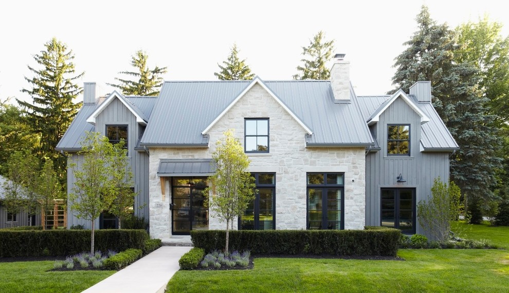Источник вдохновения для домашнего уюта: двухэтажный, серый частный загородный дом среднего размера в современном стиле с комбинированной облицовкой и металлической крышей