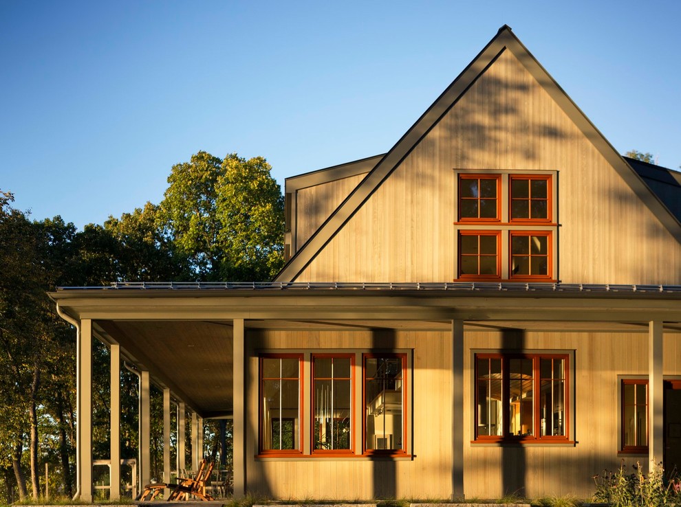 Ispirazione per la villa grande beige classica a tre piani con rivestimento in legno, tetto a capanna e copertura in metallo o lamiera