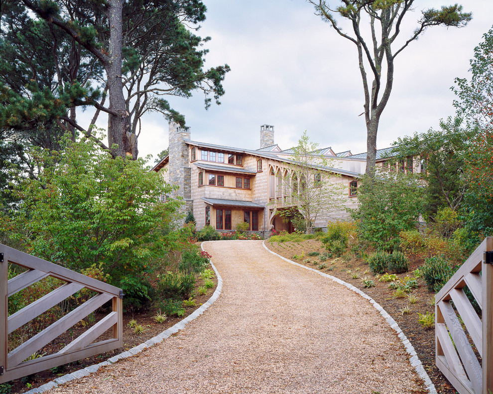 Cette image montre une façade de grange rénovée chalet en bois.