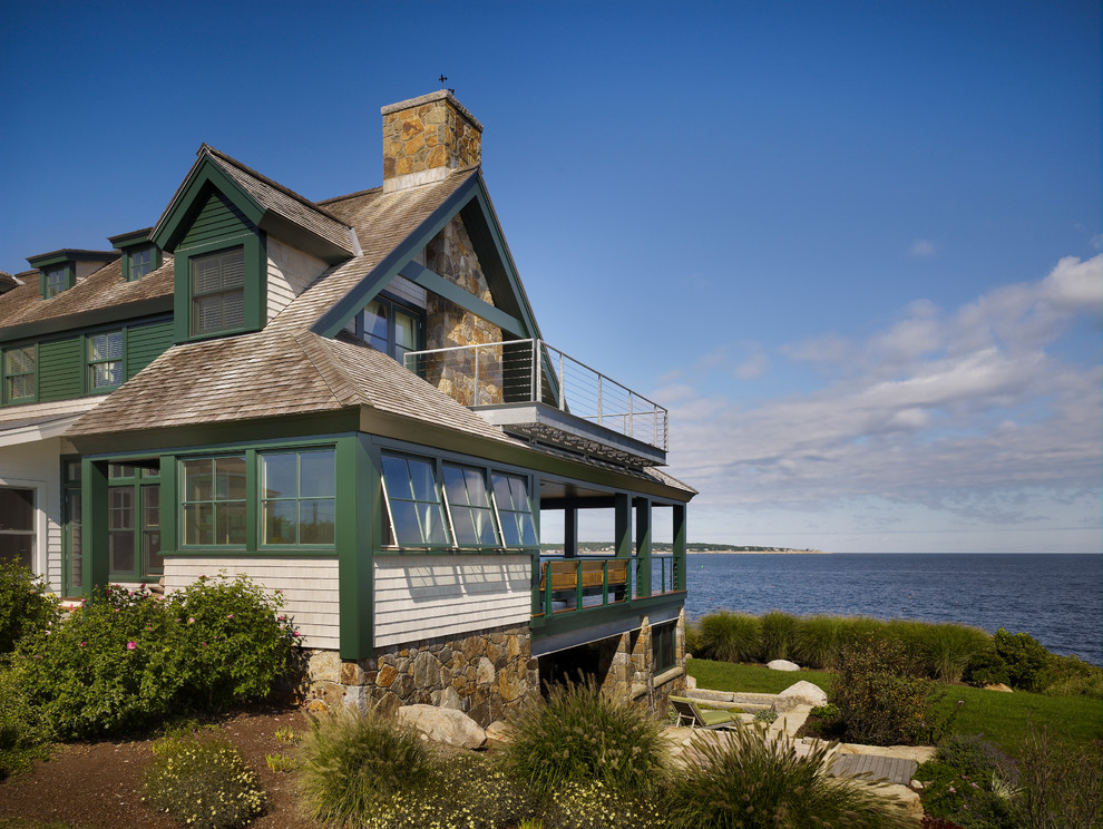 Exemple d'une façade de maison bord de mer à un étage.