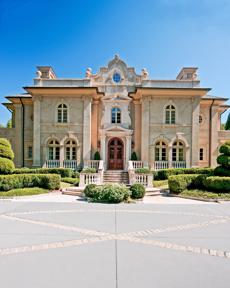Foto della villa beige classica a due piani