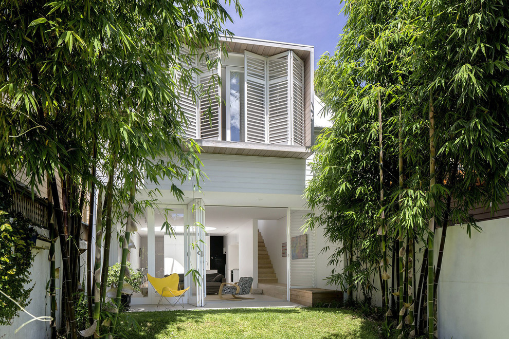 Diseño de fachada blanca contemporánea pequeña de dos plantas con revestimiento de madera