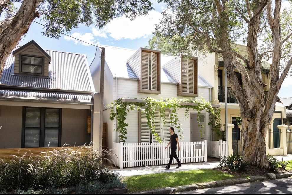 Kleine, Zweistöckige Moderne Holzfassade Haus mit weißer Fassadenfarbe in Sydney