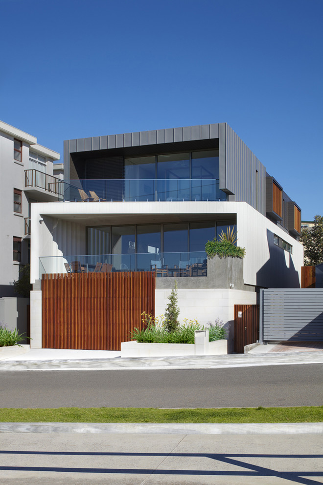 Стильный дизайн: большой, трехэтажный дом в стиле модернизм с комбинированной облицовкой - последний тренд