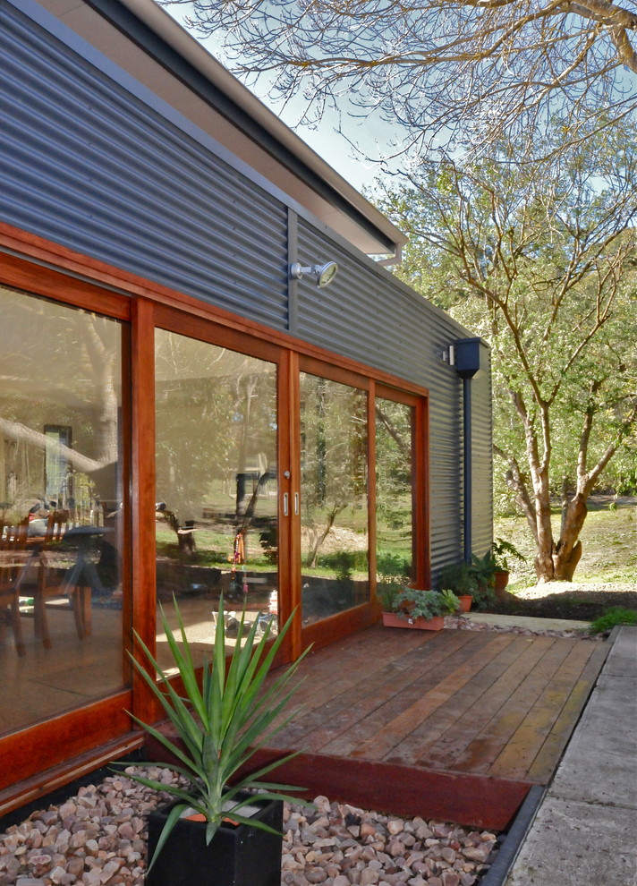 Mittelgroßes, Einstöckiges Modernes Haus mit Metallfassade, blauer Fassadenfarbe und Flachdach in Adelaide